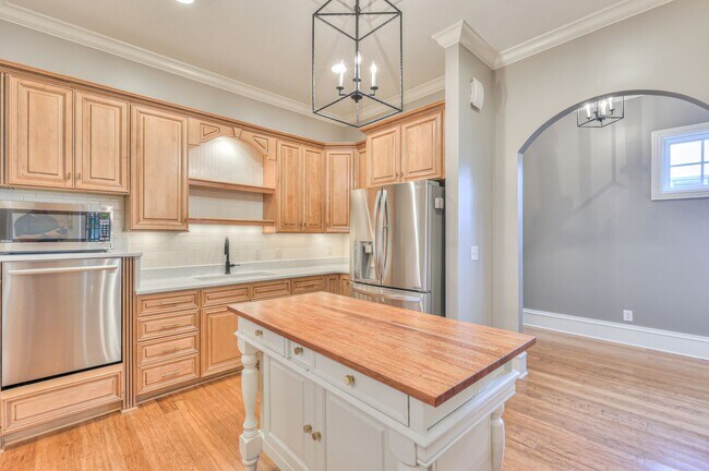 Building Photo - Stunning Executive Townhome in the Heart o...