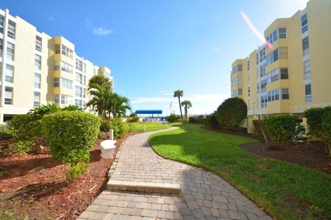 Building Photo - Villa Vista Condo  Available May 1st