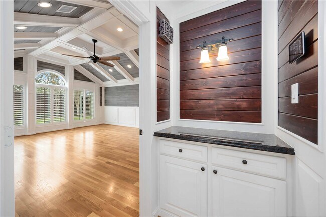 Building Photo - 4031 Fernwood Dr