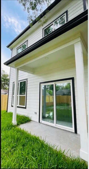 Building Photo - 7203 Weyburn St