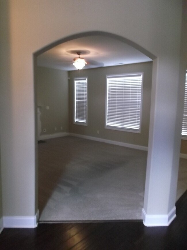 Building Photo - Absolutely Gorgeous!