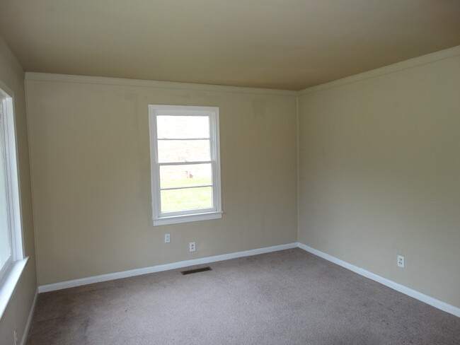 Building Photo - BACK ON THE MARKET!  $15.00 APPLICATION FE...