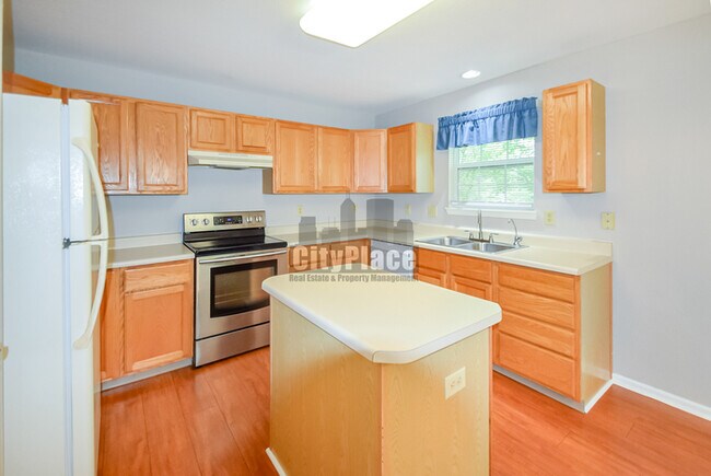 Building Photo - 740 Sweet Creek Dr