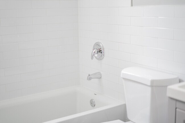 Building Photo - 1472 W Erie St