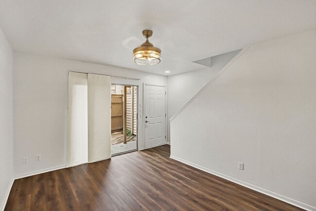 Building Photo - 2 bedroom/ 2 bathroom beautifully updated condo in Twelve Oak Condos!
