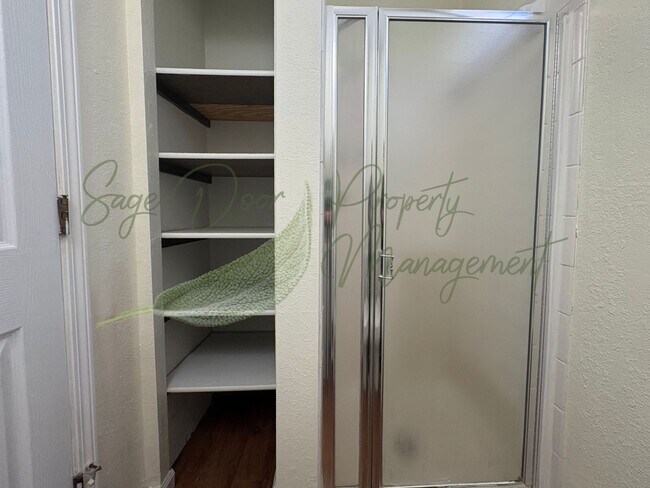 Building Photo - SPACIOUS TOWNHOME WITH GARAGE!!!
