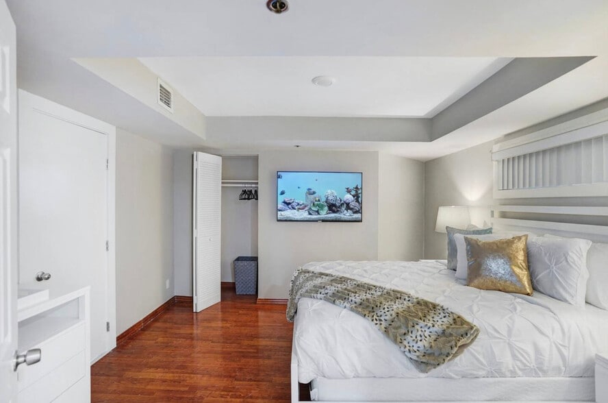 Building Photo - 1717 N Bayshore Dr