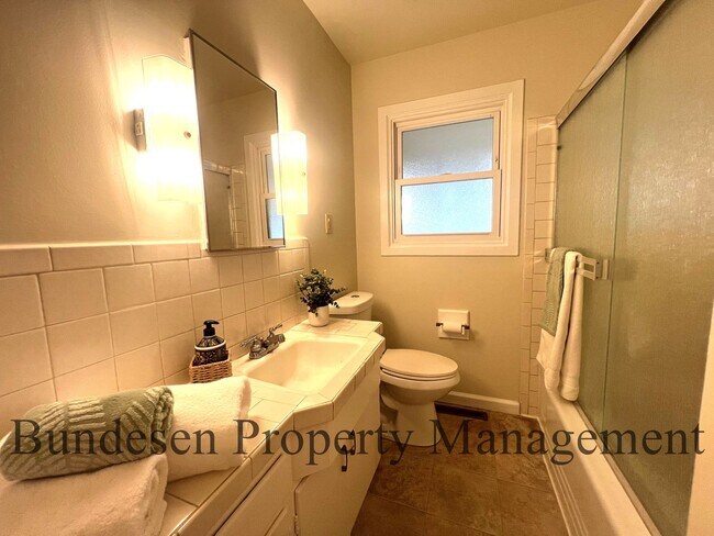 Building Photo - 3237 Midway Dr