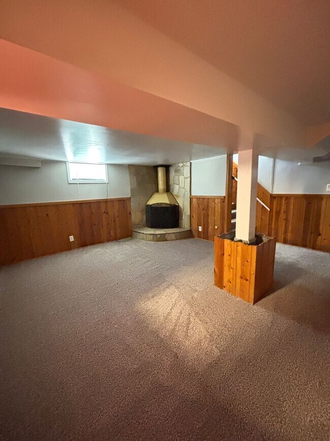 Building Photo - August Rent Free! 5 Bed 2 Bath Single Fami...