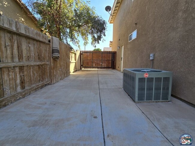 Building Photo - 1874 Farmer Dr