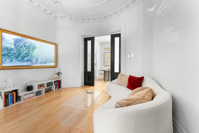 Building Photo - 18 Concord Square