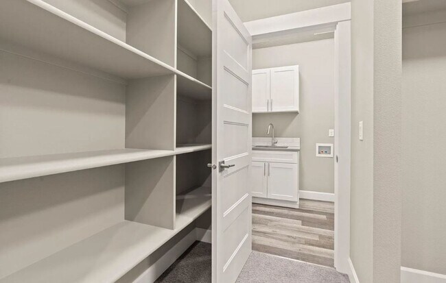 Building Photo - Discover Luxury at Every Turn!