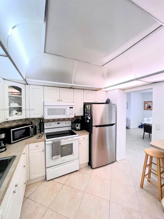 Building Photo - 300 Bayview Dr