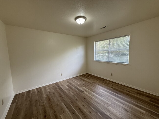 Building Photo - Last 2BR unit at Green Oaks