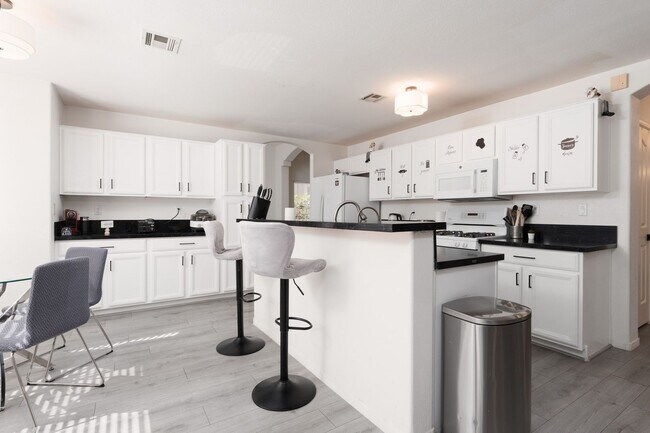 Building Photo - Good sized Summerlin home with large backyard