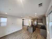 Building Photo - 3 bedroom 2.5 bath townhouse