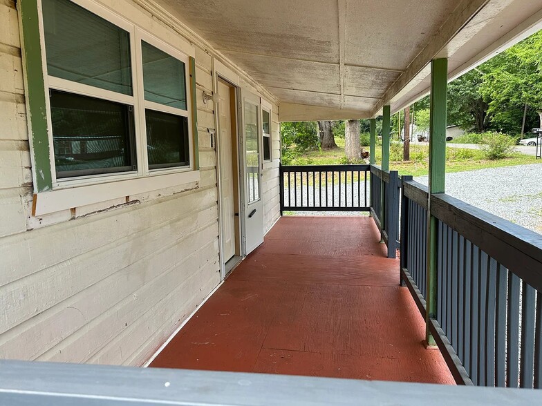 Building Photo - 130 Shady Ln