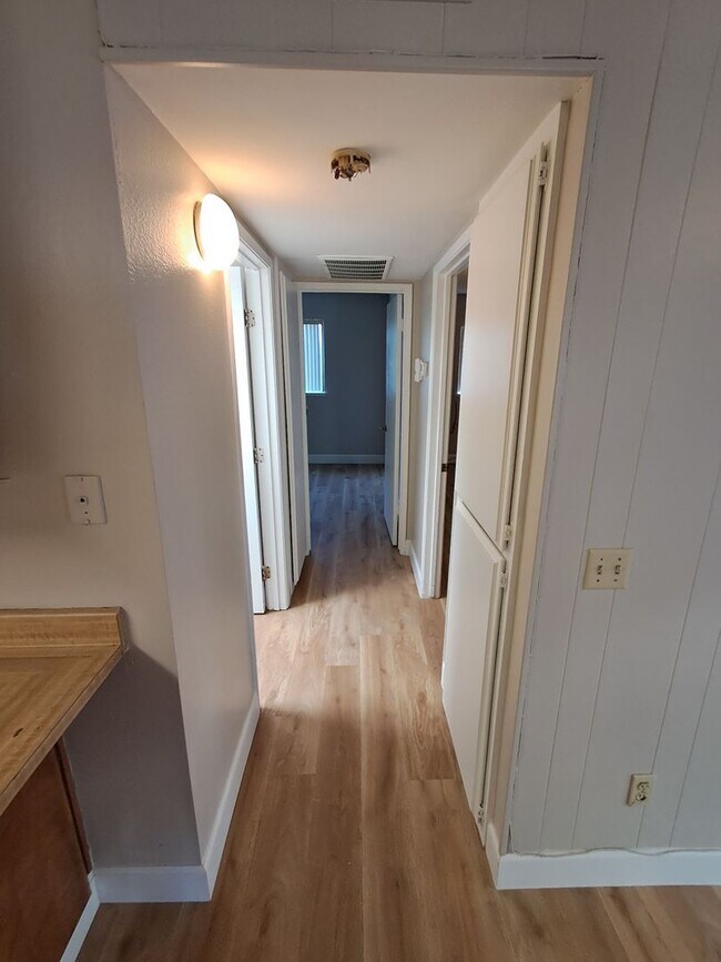 Building Photo - Roseville 2 Bedroom Duplex, New Carpet, Central Heat and Air, Large Fenced Yard