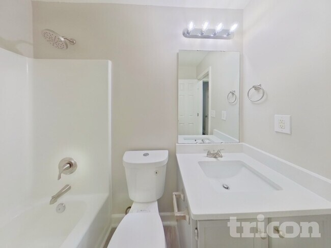 Building Photo - 919 Lakehill Rd