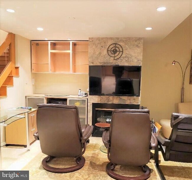 Building Photo - 1530 Key Blvd