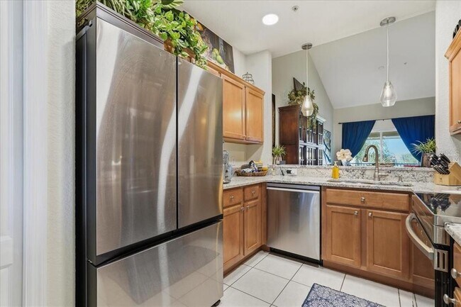 Building Photo - 819 Fairwaycove Ln
