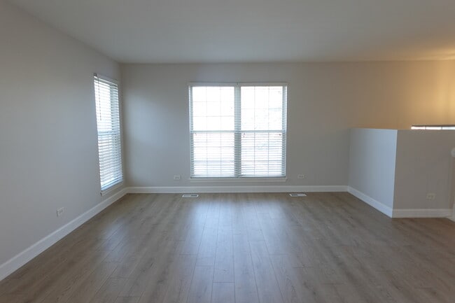 Building Photo - 881 Essex Cir