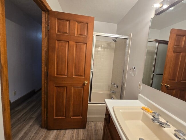 Building Photo - Large 5 Bed, 3 Bath House