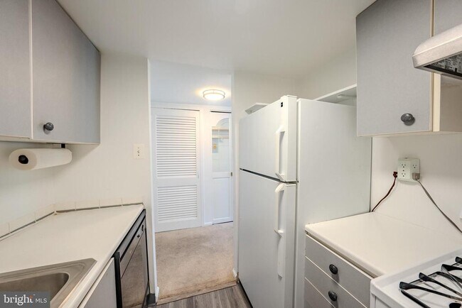 Building Photo - 1300 Army Navy Dr
