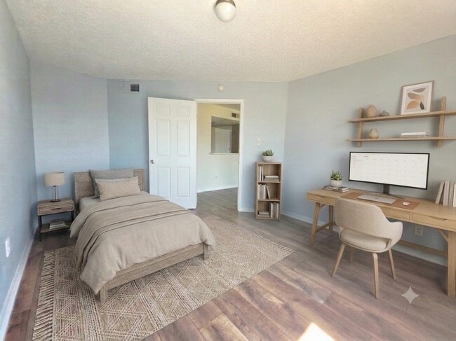 Building Photo - 2826 S Bartell Dr