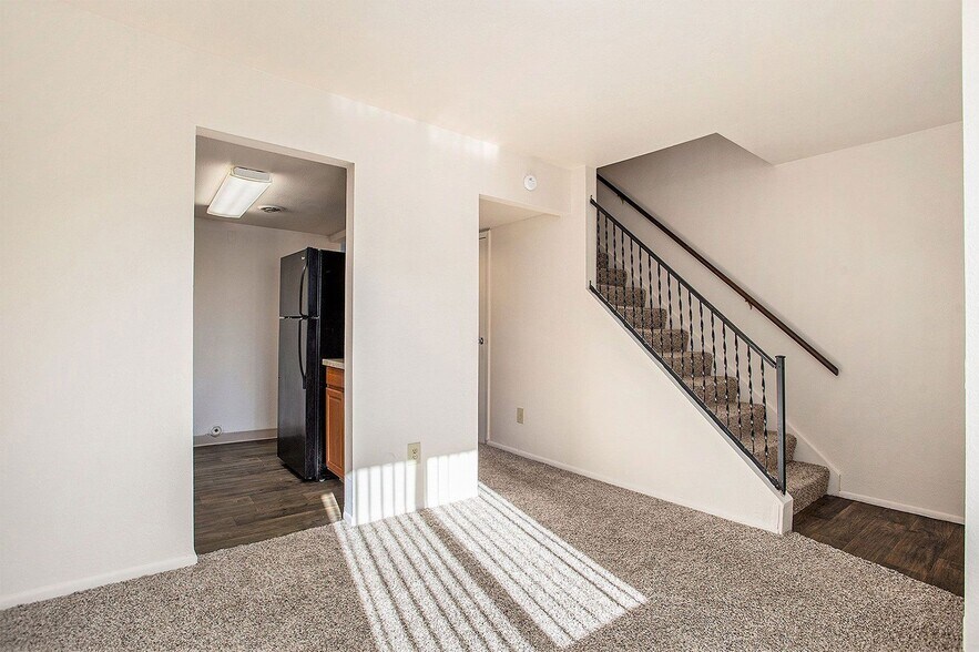 Building Photo - Lakeside Apartments