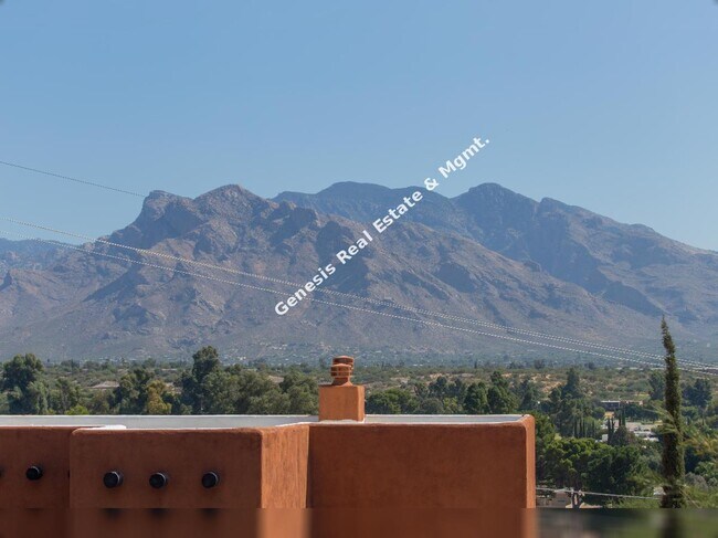 Building Photo - Charming 2-Bedroom Townhouse with Scenic Views & Cozy Fireplace in Tucson!