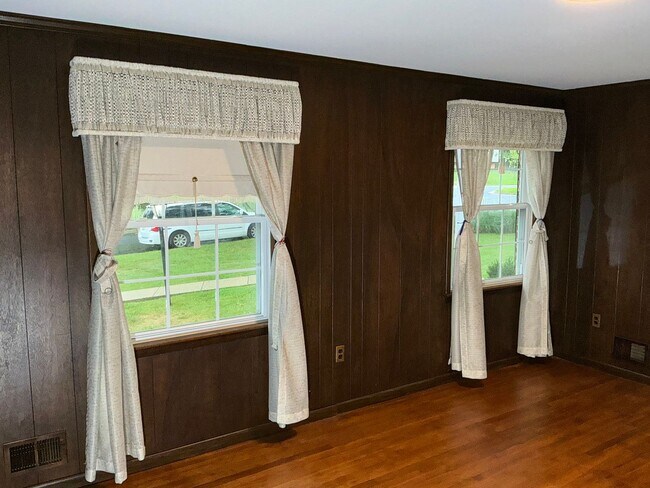 Building Photo - Very well maintained 4BR 2.5BA 5 level spl...