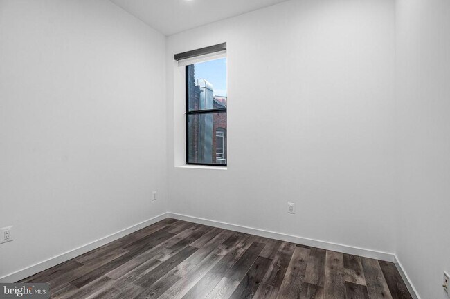 Building Photo - 506 H St NE
