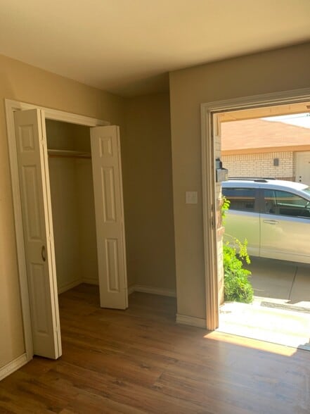 Building Photo - 917 N Hancock Ave