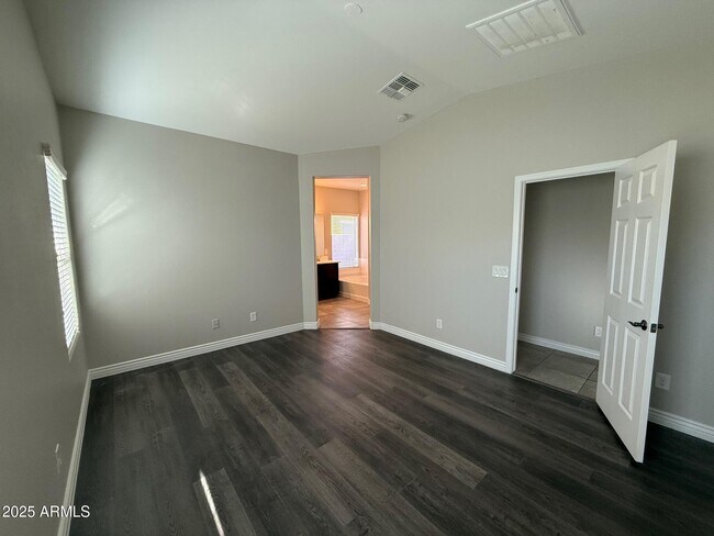 Building Photo - 2682 E Gillcrest Rd