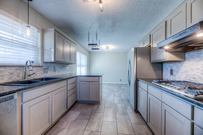 Building Photo - 7114 E 90th Pl