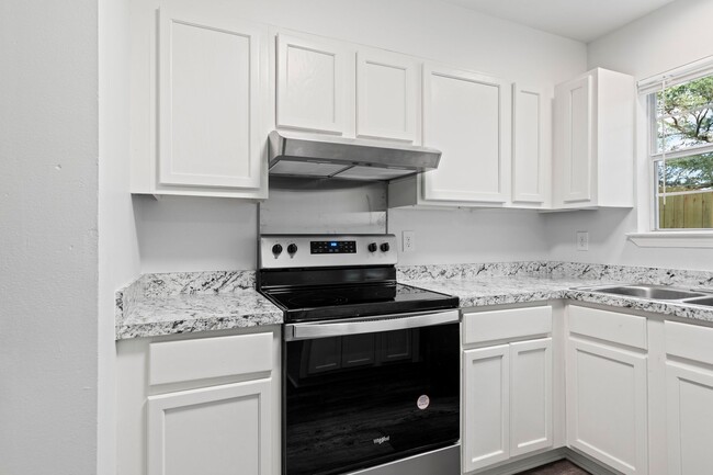 Building Photo - Beautifully Updated Townhouse in Niceville!