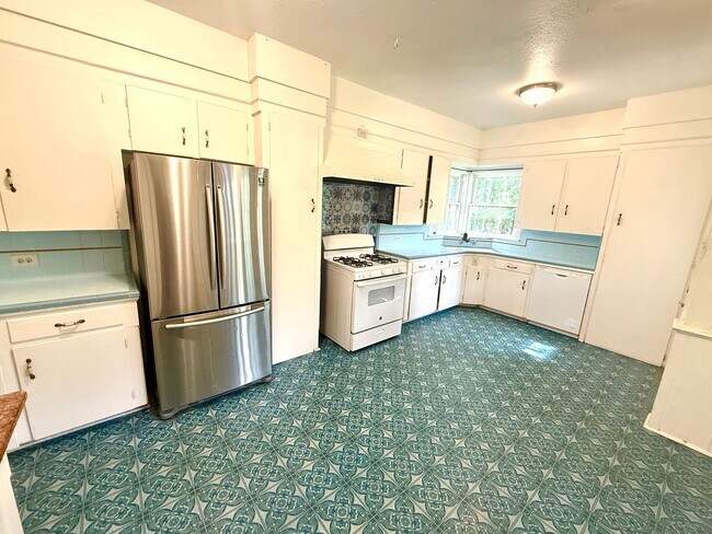 Building Photo - Historic Charm Near Woodlawn Lake! 3 Bed, 2 Bath Home with Hardwood Floors