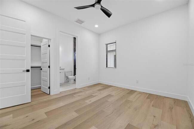 Building Photo - 2335 Oak Terrace