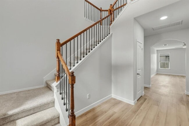 Building Photo - 301 Serpentine Ln