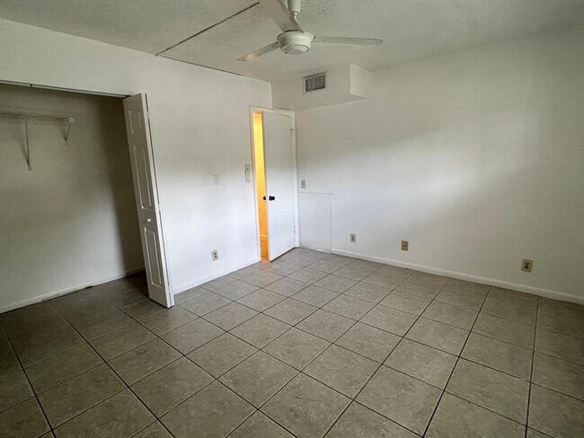 Building Photo - 2402 Antigua Cir