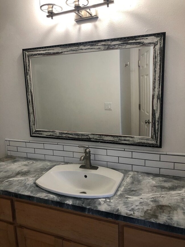 Building Photo - Wonderful 3B/2.5Ba Home that Backs to Peac...