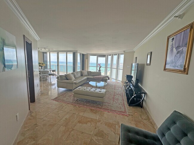 Building Photo - Stunning furnished 3-bedroom, 3-bathroom c...