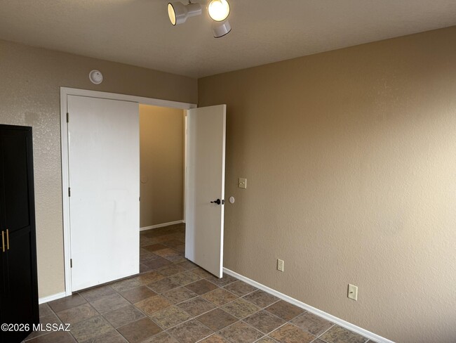 Building Photo - 3002 W Country Ranch Dr