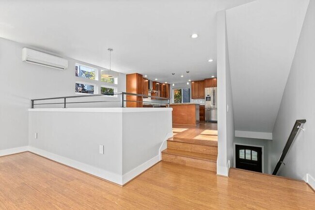 Building Photo - Luxurious Air-Conditioned Leschi View Townhome