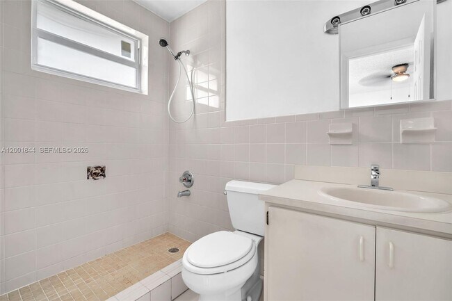 Building Photo - 535 NW 44th Ave