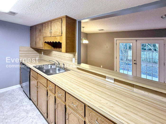Building Photo - 2225 Cheshire Dr