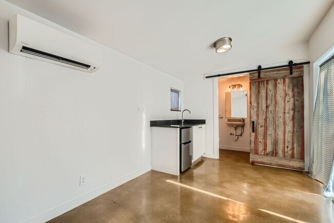 Building Photo - Home with Guest Suite