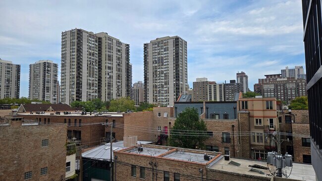 Building Photo - 1309 N Wells St