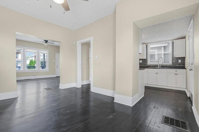 Building Photo - 172 S Richardson Ave